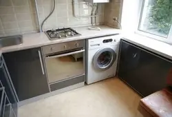 Фота кухні з халадзільнікам пральнай машынай і газавай плітой