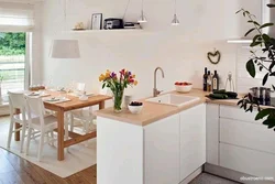 Белый обеденный стол в интерьере кухни