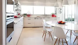 Белы абедзенны стол у інтэр'еры кухні