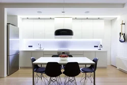 Белый обеденный стол в интерьере кухни