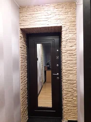 Koridorda qapı daşdan hazırlanmış fotoşəkil
