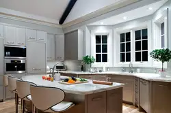 Фота светлай кухні з акном у доме