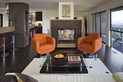 Деревянные стулья в интерьере гостиной