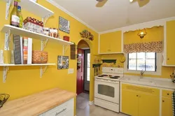 Інтэр'ер кухні з жоўтымі шпалерамі
