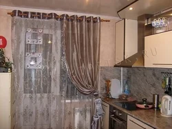 Цюль на кухню з балконнымі дзвярыма сучасны дызайн