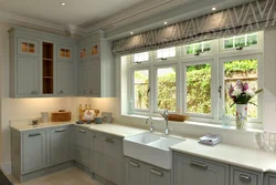 Дизайн кухни с кухонным гарнитуром у окна