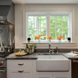Дизайн кухни с кухонным гарнитуром у окна