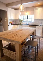Дизайн деревянного стола на кухне