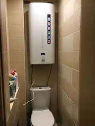 Su qızdırıcısı olan bir mənzildə kiçik bir tualetin dizaynı