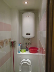 Su qızdırıcısı olan bir mənzildə kiçik bir tualetin dizaynı