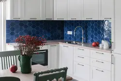 Блакітная плітка на кухні дызайн