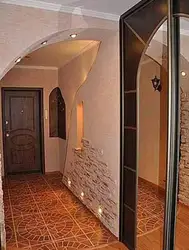 Design of a hallway with an arch in an apartment