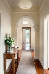 Design of a hallway with an arch in an apartment