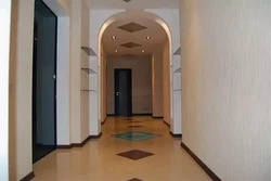 Bir mənzildə bir arch ilə koridorun dizaynı