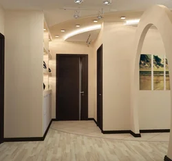 Kvartirada kamar bilan koridorning dizayni