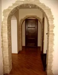 Bir mənzildə bir arch ilə koridorun dizaynı