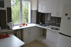 Дызайн маленькай кухні з халадзільнікам ля акна