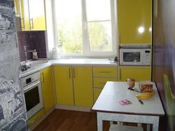 Дизайн Маленькой Кухни С Холодильником У Окна