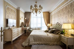 Карычневая класічная мэбля ў інтэр'еры спальні