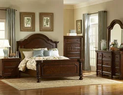 Коричневая классическая мебель в интерьере спальни