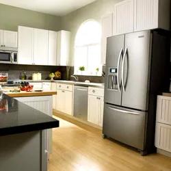 Кухня с серебристым холодильником дизайн