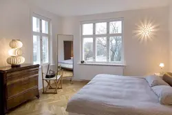 Дызайн кутняй спальні гасцінай з двума вокнамі