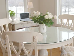 Интерьеры с белым столом в гостиной