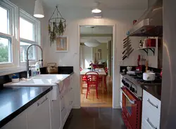 Дизайн узкой кухни в доме с окном