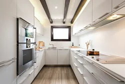 Дизайн узкой кухни в доме с окном