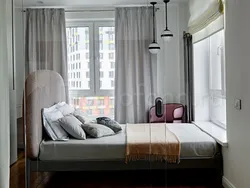 Кутняя спальня з двума вокнамі дызайн