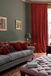 Бордовый цвет штор в интерьере гостиной