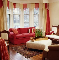 Бордовый цвет штор в интерьере гостиной