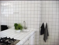 Фото белая плитка с черной затиркой в ванной