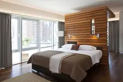 Дизайн спальни с деревянной стеной