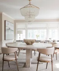 Круглы стол на кухню ў інтэр'еры белы