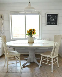 Круглы стол на кухню ў інтэр'еры белы