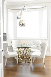 Круглый стол на кухню в интерьере белый