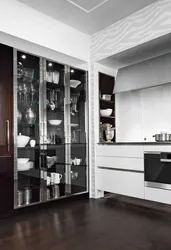 Стеклянные шкафы в интерьере кухни фото