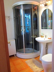 Tualet fotoşəkili olmayan kiçik bir banyoda duş kabini