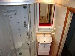Душевая кабина в маленькой ванной комнате без туалета фото