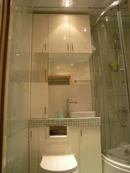 Дәретхана фотосуреті жоқ шағын ванна бөлмесінде душ кабинасы