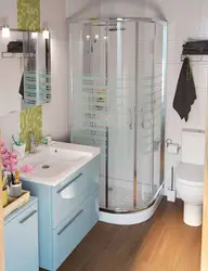 Tualet fotoşəkili olmayan kiçik bir banyoda duş kabini
