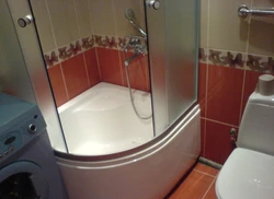 Дәретхана фотосуреті жоқ шағын ванна бөлмесінде душ кабинасы