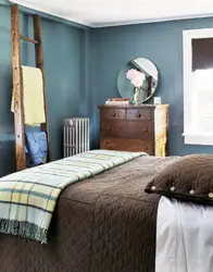 Спалучэнне кветак у інтэр'еры спальні з сінім колерам