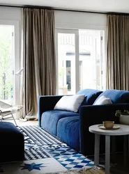 Гостиная с синим диваном и синими шторами фото