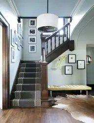 Фото маленькой прихожей с лестницей