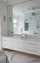 Интерьер ванны с большим зеркалом