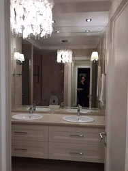 Интерьер ванны с большим зеркалом