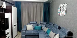 Бирюзовый диван в интерьере гостиной и шторы