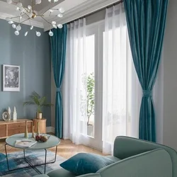 Бирюзовый диван в интерьере гостиной и шторы